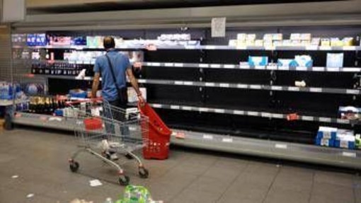 Caro carburanti e tir in sciopero, l'allarme: "Col blocco a rischio rifornimenti supermercati e negozi"