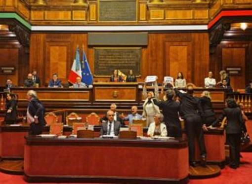 Caso Delmastro, Giunta Camera dice no a richiesta Procura sulle chat. M5S occupa banchi del governo in Senato