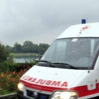 Escavatore si ribalta, operaio morto schiacciato nel Bresciano