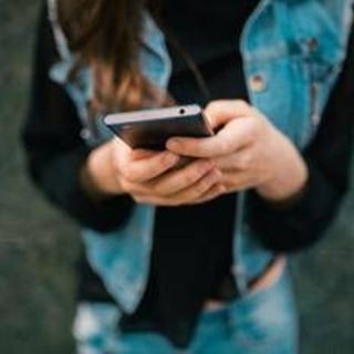 Drogata e violentata, poi video nella chat di classe: a processo due minori
