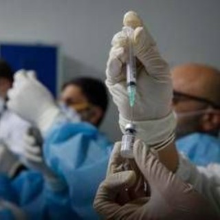 Usa, Kennedy Jr. annulla 500 milioni di finanziamenti per sviluppo vaccini a mRNA