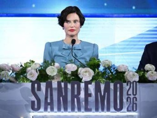 Sanremo, la quarta serata: oggi duetti, co-conduttori Nino Frassica e Bianca Balti - Diretta Sanremo, la quarta serata: oggi duetti, co-conduttori Nino Frassica e Bianca Balti - Diretta