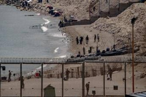 Ceuta, allerta per un nuovo assalto: il Marocco blocca centinaia di migranti
