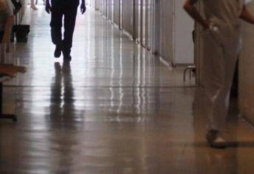 Brescia, neonata morta dopo il parto: dieci medici indagati, uno si toglie la vita