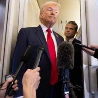 Navi Usa in fiamme e propaganda, Trump: "L'Iran vince le guerre solo con l'IA"