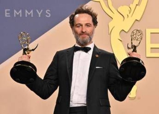Emmy 2026, 14 premi a 'Widow's Bay'. Matthew Rhys e Jean Smart scrivono la storia Emmy 2026, 14 premi a 'Widow's Bay'. Matthew Rhys e Jean Smart scrivono la storia