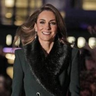 "Tempra d'acciaio e fascino straordinario", per i sudditi britannici Kate è la regina ideale