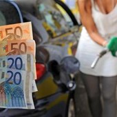 Caro carburanti, caccia alle risorse: extra-gettito Iva non risolverebbe nodo coperture
