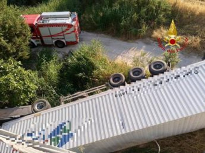 Matera, tir sfonda le barriere e precipita da cavalcavia: morto camionista 50enne Matera, tir sfonda le barriere e precipita da cavalcavia: morto camionista 50enne