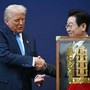 Trump 'incoronato' in Corea, un regalo da re per il presidente Trump 'incoronato' in Corea, un regalo da re per il presidente