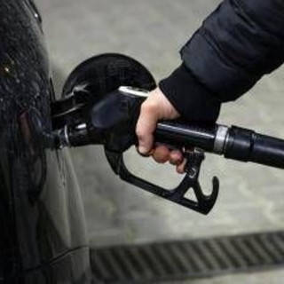 Carburanti, prezzo di benzina e diesel in rialzo: gasolio oltre i 2 euro