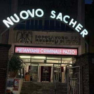 &quot;Netanyahu criminale pazzo&quot;: lo striscione al Nuovo Sacher, il cinema di Nanni Moretti