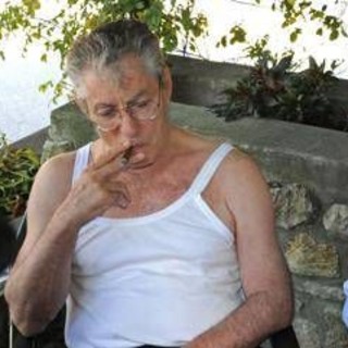 Bossi, la canottiera che cambiò la politica: l’estate 1994 del leader della Lega in Sardegna