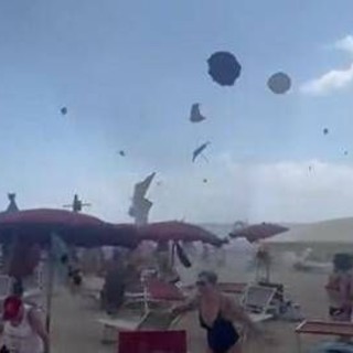 Tromba d'aria a Maccarese, il testimone: &quot;Panico e ombrelloni scaraventati in cielo&quot;