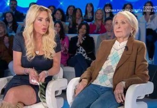 Valeria Marini e la mamma, gelo a Domenica In: &quot;Sbloccami il cellulare&quot;