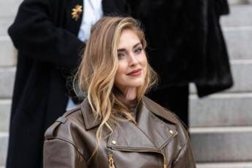 Chiara Ferragni litiga con un hater: "Potete smetterla di giudicare le madri?" Chiara Ferragni litiga con un hater: "Potete smetterla di giudicare le madri?"