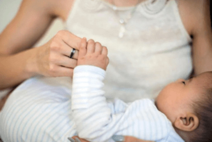 Maternità e lavoro, cos'è la child penality e perché essere madre costa caro