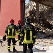 Crollo palazzina Messina, 6 dispersi: ricerche rese difficili da incendio che cova sotto le macerie Crollo palazzina Messina, 6 dispersi: ricerche rese difficili da incendio che cova sotto le macerie