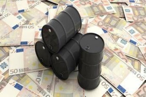 Prezzi petrolio in calo, Brent e WTI scendono: quanto costano benzina e diesel oggi Prezzi petrolio in calo, Brent e WTI scendono: quanto costano benzina e diesel oggi