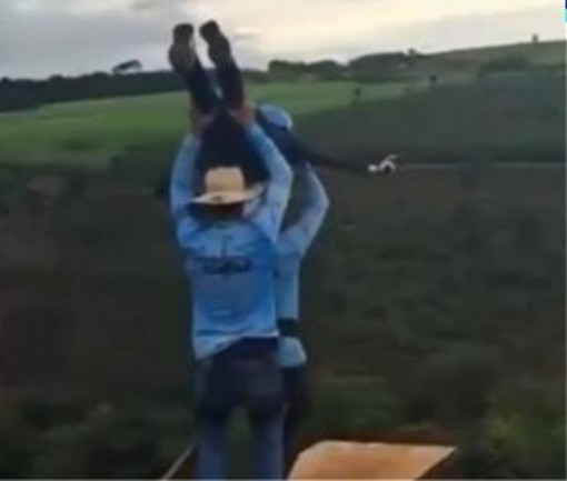 Ragazza lanciata dal ponte, bungee jumping senza corda: 21enne muore in Brasile Ragazza lanciata dal ponte, bungee jumping senza corda: 21enne muore in Brasile