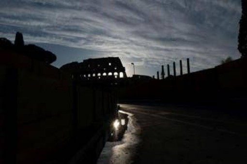 Roma, nella notte incidente sul lavoro al Colosseo: muore operaio di 22 anni