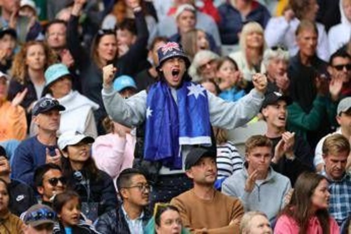 Urlano, cantano e vengono 'ammoniti' dall'arbitro: tifosi molesti (e ubriachi) agli Australian Open