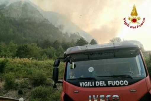 Incendio a Sesto al Reghena, operaio ferito e colonna di fumo visibile a chilometri Incendio a Sesto al Reghena, operaio ferito e colonna di fumo visibile a chilometri