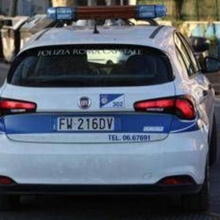 Roma, scontro tra auto e moto: morto motociclista, conducente fugge lasciandolo a terra