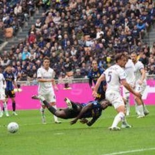 Inter-Fiorentina, Thuram atterrato in area di rigore, Mariani non concede il penalty. Cosa è successo Inter-Fiorentina, Thuram atterrato in area di rigore, Mariani non concede il penalty. Cosa è successo
