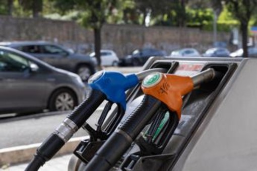 Carburanti, governo proroga sconto sulle accise fino al 5 settembre. Tensioni Fi-Lega su extraprofitti Carburanti, governo proroga sconto sulle accise fino al 5 settembre. Tensioni Fi-Lega su extraprofitti