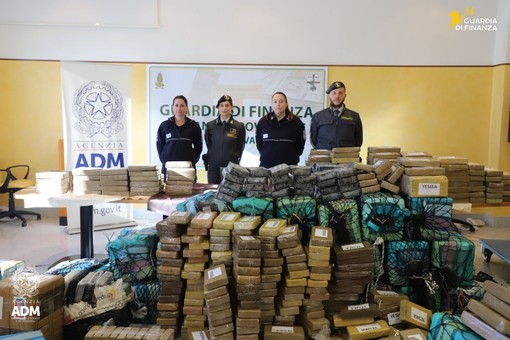 Genova, maxi sequestro all’interno del Porto di 2 tonnellate di cocaina Genova, maxi sequestro all’interno del Porto di 2 tonnellate di cocaina