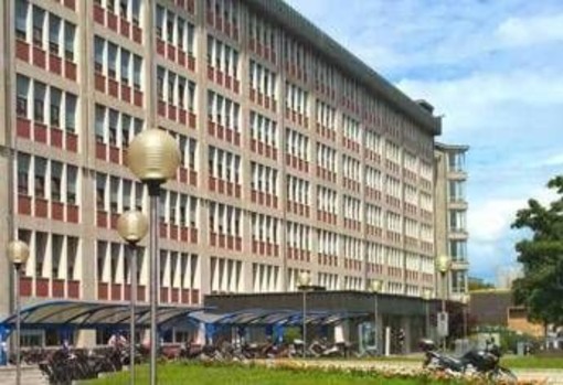 Vicenza, si aggrava la donna trovata in un lago di sangue nel cortile di casa: ora lotta tra la vita e la morte