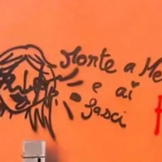 Scritte contro Meloni a Bologna, perquisizioni per uno dei presunti autori