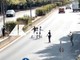 Far west a Milano, rissa con spranghe e bottiglie in centro: caos tra le auto