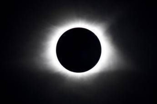 Eclissi, ecco dove si vedrà meglio in Italia e con il buio lo spettacolo delle 'stelle cadenti'