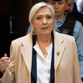 Marine Le Pen alla sbarra il 7 luglio, il futuro presidenziale: "Combatterò per le mie idee" Marine Le Pen alla sbarra il 7 luglio, il futuro presidenziale: "Combatterò per le mie idee"