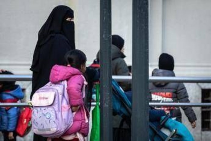 Stop a burqa e niqab a scuola, tetto del 30% agli stranieri in classe: il governo stringe sul dl, oggi in Cdm Stop a burqa e niqab a scuola, tetto del 30% agli stranieri in classe: il governo stringe sul dl, oggi in Cdm