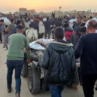 Gaza, media: &quot;Spari su folla diretta a centro aiuti a Rafah, almeno 21 morti&quot;