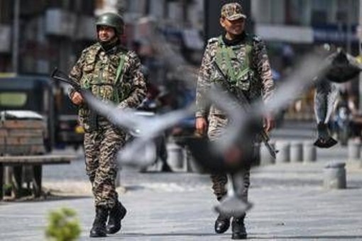 India-Pakistan, notte di scontri al confine. Nuova Delhi: &quot;Uccisi 13 civili&quot;