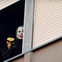 Scuola, occupato a Roma Iss Leopoldo Pirelli: ragazzi alla finestra con maschere