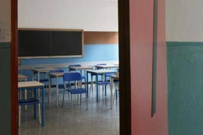 Bologna, a scuola media con il coltello minaccia i compagni: denunciato Bologna, a scuola media con il coltello minaccia i compagni: denunciato