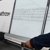 Spray al peperoncino su diverse persone a Heathrow, fermato un uomo Spray al peperoncino su diverse persone a Heathrow, fermato un uomo