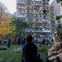 Ucraina, Mosca bombarda Kiev e aree circostanti: 9 morti. Polonia in allerta fa decollare aerei militari al confine