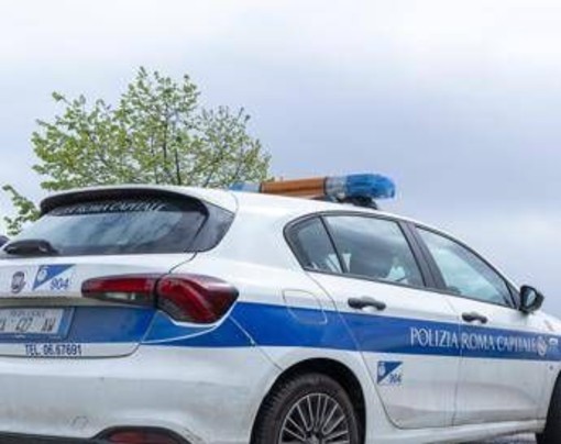 Roma, investe donna con passeggino e fugge: bimba illesa e lei ferita. Denunciato 20enne Roma, investe donna con passeggino e fugge: bimba illesa e lei ferita. Denunciato 20enne