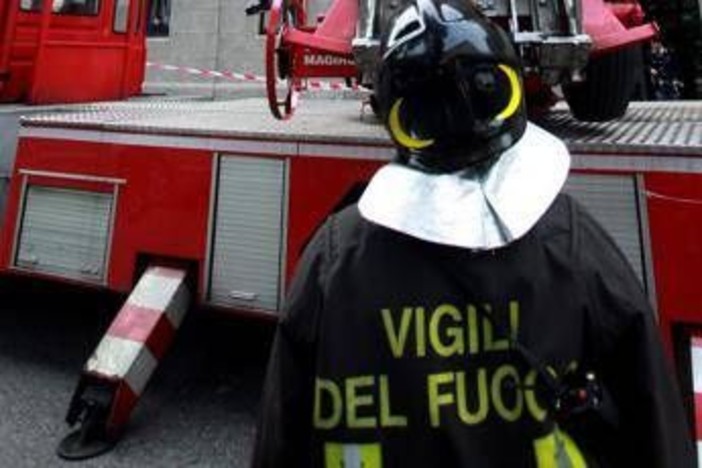 Bari, incendio in centro logistico. Fiamme alte fino a 10 metri