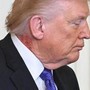 Trump e il collo arrossato, la foto riaccende i dubbi sulla salute del presidente Trump e il collo arrossato, la foto riaccende i dubbi sulla salute del presidente