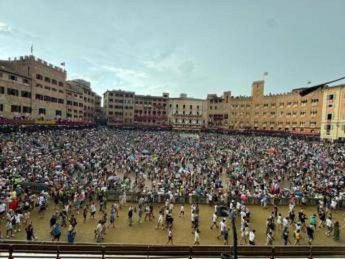 Palio di Siena 16 agosto 2025 oggi in tv: orario, contrade e fantini