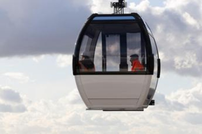 Paura in Francia, cabina funivia urta una gru a Alpe d'Huez: 23 feriti