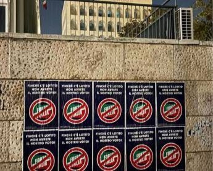 Protesta laziali, manifesti con simbolo Forza Italia sbarrato: "Finché c'è Lotito non avrete nostro voto"