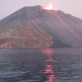Stromboli, trabocco e flusso lavico sulla Sciara del Fuoco
